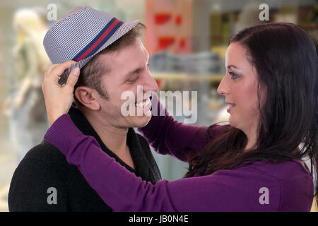 Ein Junges Pärchen Beim Anprobieren in Einems Vorahnung Mit Kleidung Und Klamotten Stockfoto