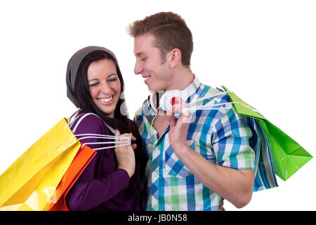 Ein Junges Pärchen Hat Spaß Beim Einkaufen, Isoliert Vor Einem Weissen Hintergrund Stockfoto