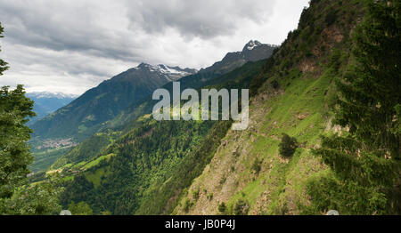 Panorama-Ansicht von der der Seilbahn-Korblift Hochmuth / Südtirol in Das Meraner Tal Mit Steilhang Und Schmalen Fußpfad Bei Bewölkten Himmel Im Sommer 2013 Stockfoto