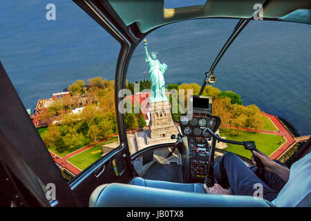 Helikopter-Cockpit mit pilot Arm und Kontrolle-Konsole in der Kabine auf Liberty Island und die berühmte Statue of Liberty Denkmal Wahrzeichen von New York Stockfoto