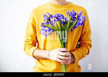 Mann hält Bouquet schöne Iris Stockfoto