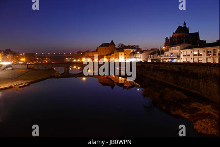 City Center bei Dämmerung, Mayenne Stadt, Burg, Fluss la Mayenne (Land der Loire, Frankreich). Stockfoto