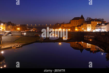 Blaue Stunde über der Stadt, Mayenne, Schloss, Fluss La Mayenne (Departement Mayenne, Land der Loire, Frankreich). Stockfoto