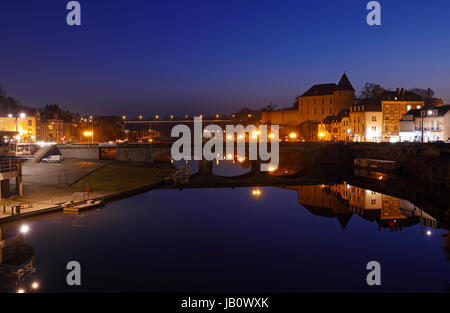 City Center bei Dämmerung, Mayenne Stadt, Burg, Fluss la Mayenne (Land der Loire, Frankreich). Stockfoto