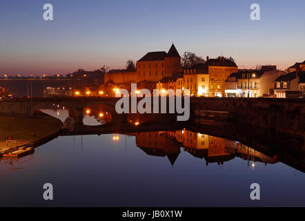 City Center bei Dämmerung, Mayenne Stadt, Burg, Fluss la Mayenne (Land der Loire, Frankreich). Stockfoto