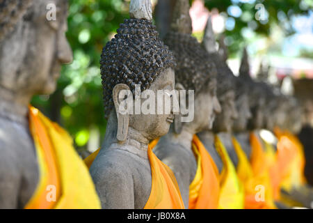 Status der Buddha am Wat Yai Chaimongkol in Ayutthaya, Thailand Stockfoto