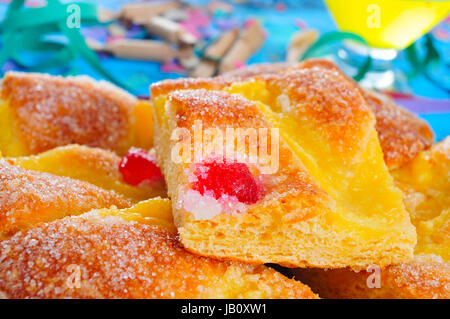 eine Platte mit Stücken von Coca de Sant Joan, eine typische süße Fladen aus Katalonien, Spanien, gegessen auf Saint Johns Eve, auf einem rustikalen blaue Tabelle mit Cham Stockfoto