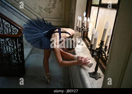 Eine Ballerina von nationales Ballett von Kuba in einem alten Haus in Havanna. Stockfoto