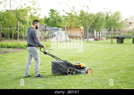 Bärtiger Mann im Garten arbeiten Stockfoto