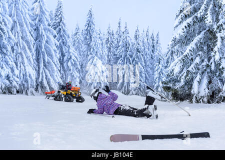 Skifahrer nach Unfall für Bergrettung im Schnee liegend Stockfoto