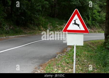 Verkehrsschild warnt vor Tiere von der Straße Stockfoto