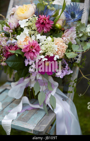 Hochzeit, Blumenstrauß, draußen, Blumen, Pink Ribbon Stockfoto