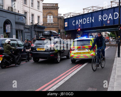 Polizeiauto hat auf einer getrennten Radweg auf einen Notruf fahren Royal College Street Camden Town London UK Stockfoto