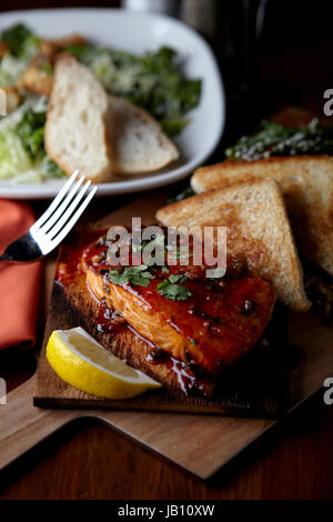 Zedernholz Plank Lachs, Fisch, Lachs, Glasur, Abendessen, elegant, Stockfoto