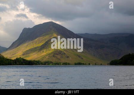 Fleetwith Hecht im warmen Abendlicht Aalen in der Nähe von Buttermere-See in Cumbria Stockfoto