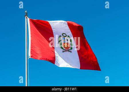 Peruanische Flagge in den peruanischen Anden in Peru Puno Stockfoto