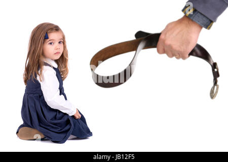 Junges Mädchen entsetzt od ihres Vaters körperliche Züchtigung mit dem Gürtel Stockfoto