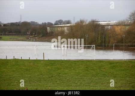 Wasser angemeldet FOOTBALL PITCH TADCASTER Brauerei TADCASTER ALBION JUNIOR FC TADACASTER NORTH YORKSHIRE ENGLAND 8. Januar 2012 Stockfoto