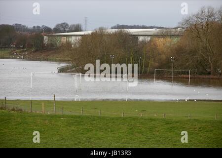 Wasser angemeldet FOOTBALL PITCH TADCASTER Brauerei TADCASTER ALBION JUNIOR FC TADACASTER NORTH YORKSHIRE ENGLAND 8. Januar 2012 Stockfoto