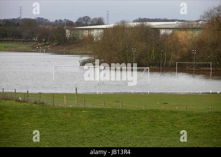 Wasser angemeldet FOOTBALL PITCH TADCASTER Brauerei TADCASTER ALBION JUNIOR FC TADACASTER NORTH YORKSHIRE ENGLAND 8. Januar 2012 Stockfoto