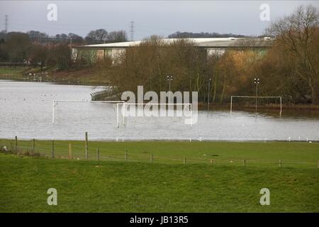 Wasser angemeldet FOOTBALL PITCH TADCASTER Brauerei TADCASTER ALBION JUNIOR FC TADACASTER NORTH YORKSHIRE ENGLAND 8. Januar 2012 Stockfoto