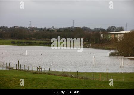 Wasser angemeldet FOOTBALL PITCH TADCASTER Brauerei TADCASTER ALBION JUNIOR FC TADACASTER NORTH YORKSHIRE ENGLAND 8. Januar 2012 Stockfoto