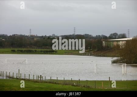 Wasser angemeldet FOOTBALL PITCH TADCASTER Brauerei TADCASTER ALBION JUNIOR FC TADACASTER NORTH YORKSHIRE ENGLAND 8. Januar 2012 Stockfoto