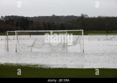 Wasser angemeldet FOOTBALL PITCH TADCASTER Brauerei TADCASTER ALBION JUNIOR FC TADACASTER NORTH YORKSHIRE ENGLAND 8. Januar 2012 Stockfoto