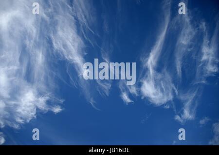 Kontrastreich blau bewölktem Himmel fotografiert während des Tages Stockfoto