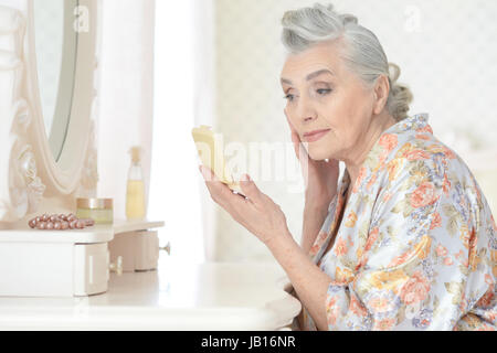 Ältere Frau beim Schminken Stockfoto