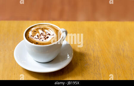 Latte Art Kaffeetasse auf Holz Tisch und Kopie Raum Stockfoto