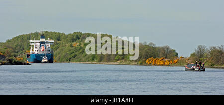 Die Leeds und Liverpool Canal Barge "Kennet" folgt ein Tanker Schiff, Bro Nordby, hinunter den Manchester Ship Canal in Richtung Liverpool. Stockfoto