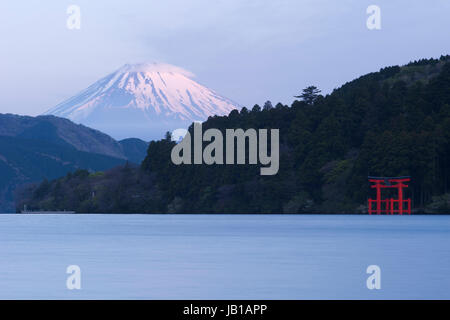 Ashi-See, Japan hinten Mount Fuji bei Sonnenaufgang, Stockfoto