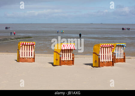 Strandkörbe auf sandigen Strand und zurück Wattwanderungen Kinderwagen, Cuxhaven, Nordsee, Niedersachsen, Deutschland Stockfoto