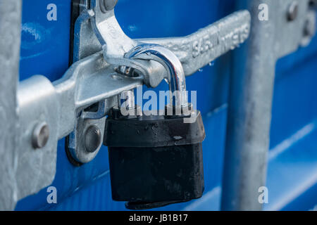 Vorhängeschloss auf der Versandverpackung an eine Self Storage Unit Stockfoto