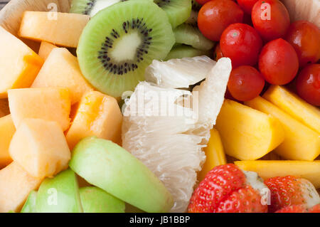 Gruppe der bunten Vielfalt Früchte Salat, gesunde Ernährung und Diät essen, Konzept des Gesundheitswesens, Draufsicht Bild konzentrieren. Stockfoto