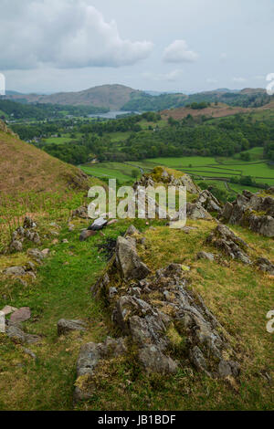 Der Blick zurück auf Grasmere aus dem Fußweg Helm Crag im Vorfeld Stockfoto