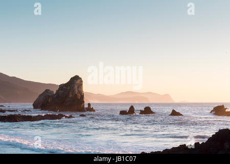 Zerklüftete Felsformationen in der Nähe von San Juan de Gaztelugatxe, Baskenland Stockfoto