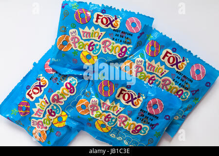 Pakete von Fox Mini Party Ringe Kekse setzen auf weißem Hintergrund Stockfoto