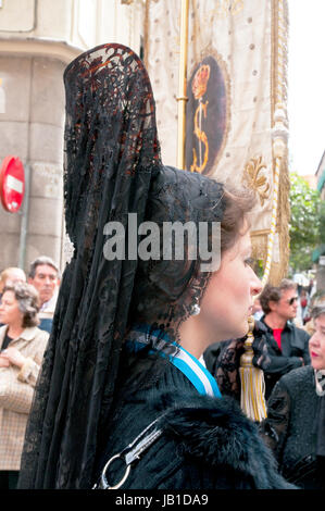 Frau trägt traditionelle spanische Mantilla in einer Prozession der Karwoche. Madrid, Spanien. Stockfoto
