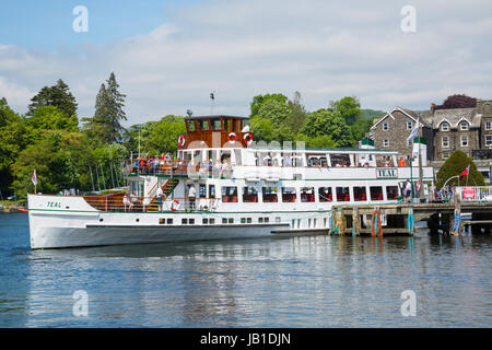 Fahrgastschiff festgemacht in Bowness-On-Windermere oben. Stockfoto