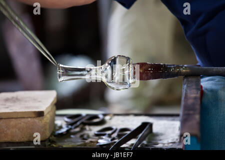 Glasbläser bilden schöne Stück Glas, Murano, Venedig, Italien Stockfoto