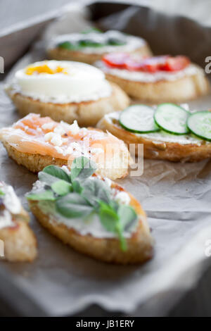 Hausgemachte Crostini mit verschiedenen toppings Stockfoto