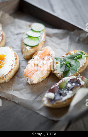 Hausgemachte Crostini mit verschiedenen toppings Stockfoto