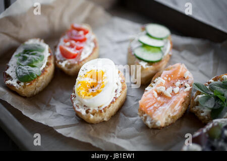 Hausgemachte Crostini mit verschiedenen toppings Stockfoto