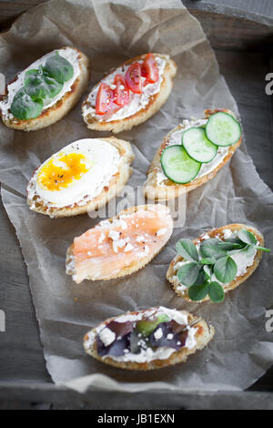 Hausgemachte Crostini mit verschiedenen toppings Stockfoto