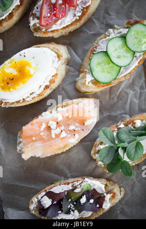 Hausgemachte Crostini mit verschiedenen toppings Stockfoto