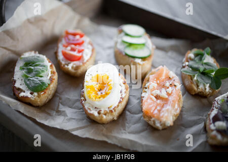 Hausgemachte Crostini mit verschiedenen toppings Stockfoto