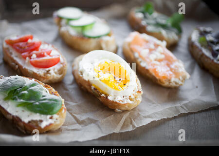 Hausgemachte Crostini mit verschiedenen toppings Stockfoto