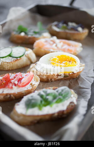 Hausgemachte Crostini mit verschiedenen toppings Stockfoto